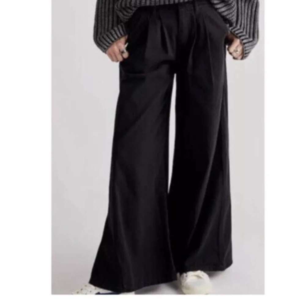 New size 26 We The Free People Equinox pleated wide leg washed black denim jeans